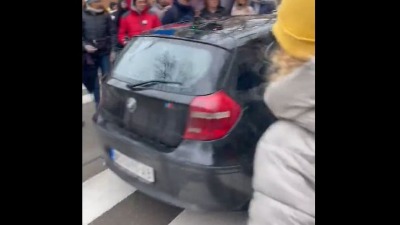 BMW-om se zaleteo na đake i nastavnike ispred škole u NS (VIDEO)