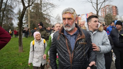 Obrenovčani "dočekali" opštinare: Pomoćnik predsednika dobio više jaja u glavu (VIDEO)