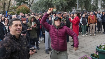 "Nisi nadležan", "Ostavke": Protest u Obrenovcu: Letela jaja ka zgradi opštine (VIDEO)