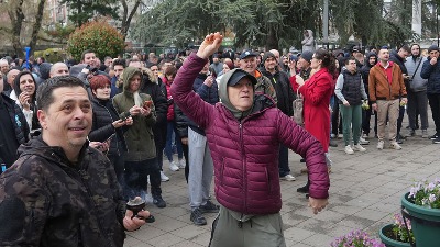 Obrenovčani se ogradili od grupe opozicionara koja pravi haos ispred opštine