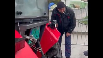 Došao po traktor ispred Pionirskog parka, pa naleteo na građane... (VIDEO)