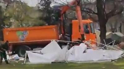 Poslate gradske službe, UNIŠTAVAJU ŠATORE u Pionirskom parku (VIDEO)