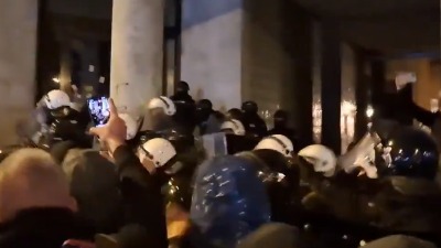 Haos ispred Skupštine NS: Policija pendrecima udara studente i građane koji su blokirali zgradu (VIDEO)