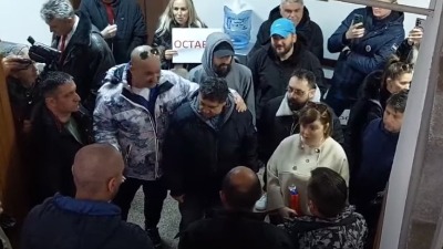 Građani Šida traže ostavke lokalnih funkcionera: Ušli u zgradu opštine (VIDEO)
