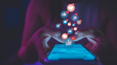 Stručnjaci UPOZORAVAJU na SKRIVENA značenja emotikona koje koriste deca na telefonima 