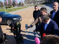Dačić pokazao LRAD: Mogu da se kupe na EBay, našem ne rade baterije, ljudi nisu ni obučeni za zloupotrebu (FOTO/VIDEO)
