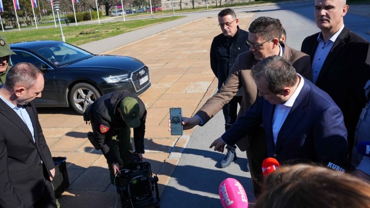 Dačić pokazao LRAD: Mogu da se kupe na EBay, našem ne rade baterije, ljudi nisu ni obučeni za zloupotrebu (FOTO/VIDEO)