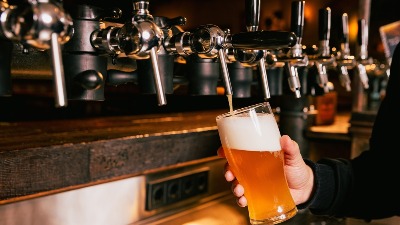 Neurolog upozorava da od OVE godine života ne bi smeli više da pijete pivo: "Postoji razog zašto je OPASNO"