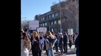 Profesori blokirali raskrsnicu u NS, zahtevaju istragu o zvučnom topu (VIDEO)