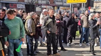 Građani pokušali da uđu u SO Bogatić: Razbijena vrata i prozori, jajima i kamenicama na zgradu