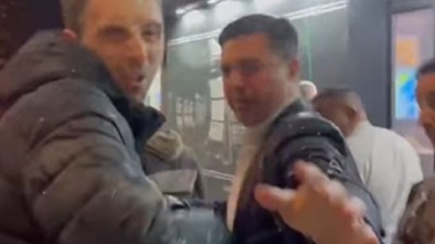 Nišlije umalo linčovale SNS gradonačelnika, poletela jaja, voda... (VIDEO)