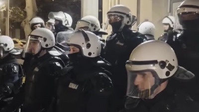 Priveden student u Nišu, advokatici ne dozvoljavaju da ga vidi, napeto ispred policijske stanice (VIDEO/FOTO)