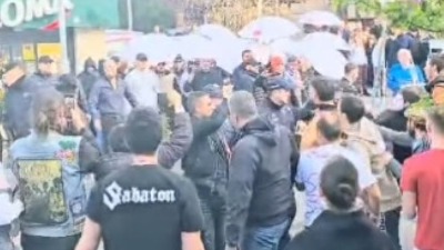 Haos na Zvezdari: Građani zasipaju naprednjake jajima, oni se branili kišobranima (VIDEO)