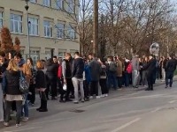 ZLOKOBNA PORUKA Nađen obešen zec na ogradi novosadske Gimnazije "Laza Kostić"