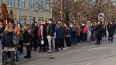 ZLOKOBNA PORUKA Nađen obešen zec na ogradi novosadske Gimnazije "Laza Kostić"