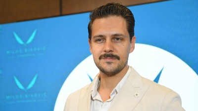 Miloš Biković objavio URNEBESAN VIDEO sa skijanja: Naš glumac igra i vrti cipele u rukama - HIT (VIDEO) 