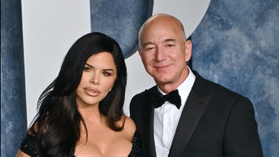 Ovako milijarder slavi momačko veče - Džef Bezos ima PARA kao BLATA, a društvo je častio OVIM (VIDEO) 