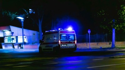 Tinejdžer se motorom "zakucao" u automobil u Novom Pazaru: Lekari se bore da mu spasu nogu
