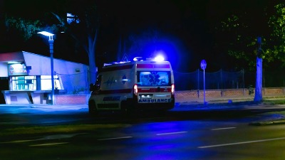 Jeziva scena na Voždovcu: Devojka ostala priklještena ispod automobila