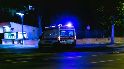 HAOS u Obrenovcu: Pijani vozač se "poršeom" zakucao u trafiku, teško povređena radnica
