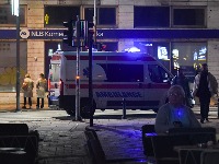 Reklama marketa Aroma PALA NA ŽENU: Ona ostala da leži sa teškim povredama
