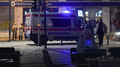 Reklama marketa Aroma PALA NA ŽENU: Ona ostala da leži sa teškim povredama