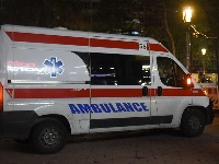 Udes na Avalskom putu: Smrskan automobil, stigla Hitna pomoć (FOTO)