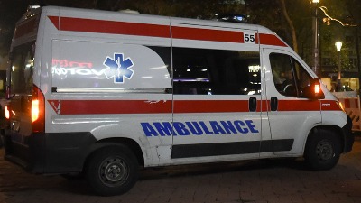 Udes na Avalskom putu: Smrskan automobil, stigla Hitna pomoć (FOTO)