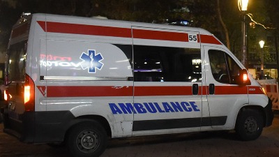 Užas u Lučanima: Motociklista oborio roditelje sa detetom