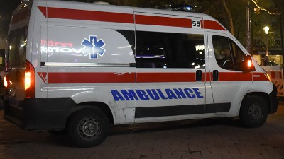 Auto uleteo u zgradu u centru Zemuna, teško povređen vozač