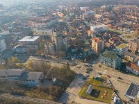 Opozicija: Vlast u Čačku baca milione na koncert, a porodilje mesecima čekaju na isplatu pomoći