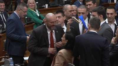 Tepić donela posebnu napravu u Skupštinu: Sabotirala govor naprednjaka (VIDEO)