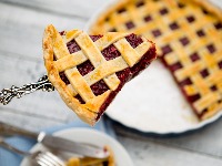 Kolač sa višnjama: Recept za najsočnije testo koje ostaje mekano danima