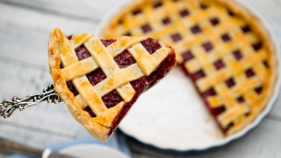 Kolač sa višnjama: Recept za najsočnije testo koje ostaje mekano danima