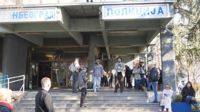 UŽIVO Okupljanje građana ispred SUP Novi Beograd: Blokiran bulevar, uhapšene aktiviste zadržaće 48 sati (FOTO, VIDEO)