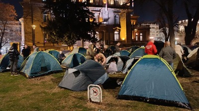 Kontra-studenti u Pionirskom parku: Postavili šatore, tu je i Miloš Pavlović (FOTO, VIDEO)