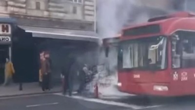 Zapalio se trolejbus u centru grada (VIDEO)