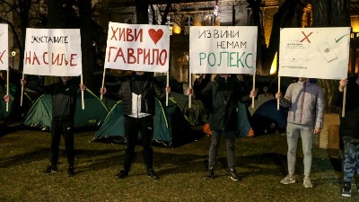 "Kako majka pumpa šamar sinu jer je ćaci": Snimak sa blokada širi se brzinom svetlosti (VIDEO)