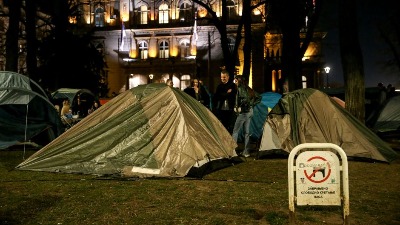 Studenti i građani prošli pored kontra-studenata tokom šetnje: Ovako je izgledao susret (VIDEO) Studenti i građani prošli pored kontra-studenata tokom šetnje: Ovako je izgledao susret (VIDEO)