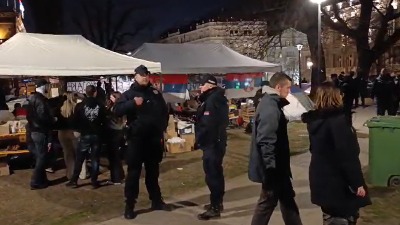 Situacija ispred Predsedništva: Policajci na sve strane, studenti 2.0 se povukli (VIDEO)