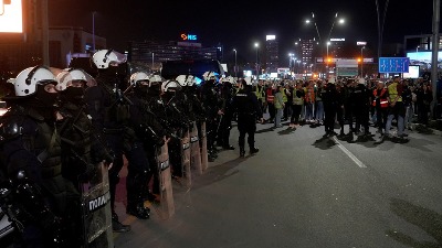 Politička moć zloupotrebljava policijsku značku i uniformu