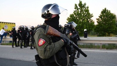 Snimljen žandarm sa STRANOM OZNAKOM: Ko sve nosi uniformu, hapsi i bije na ulicama u Srbiji?