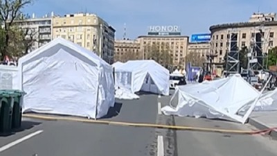 Nevolje u Ćacilendu 2.0: Vetar nosi šatore "svenarodnog skupa" (VIDEO)