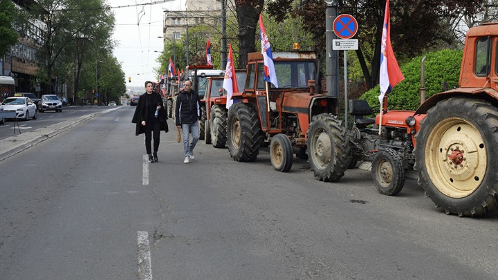 Vojvođanski paori traktorima izašli na puteve da podrže kolege - TU SU I NOVI ZAHTEVI (VIDEO)