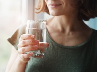 Popijte čašu tople vode na prazan želudac i posmatrajte šta se dešava sa vašim TELOM