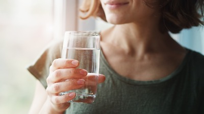 Popijte čašu tople vode na prazan želudac i posmatrajte šta se dešava sa vašim TELOM