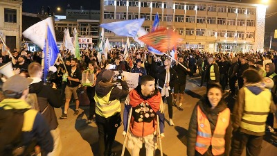 Napala ga ČETVORICA: Pretučen Aleksandar Jovanov, mladić koji je na štakama pešačio sa studentima (FOTO)