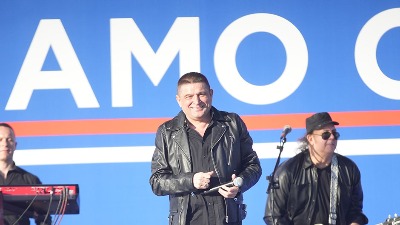 POSLE PEVANJA NA MITINGU Baji Malom Knindži pucaju tezge