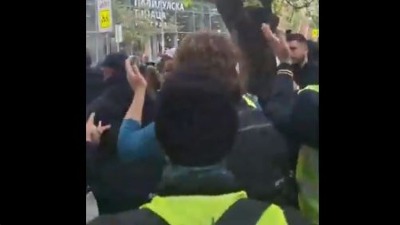 Policija pokušala da sprovede radnike RTS u zgradu, radnici odbili (VIDEO)