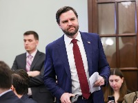 Granata pogodila vozila obezbeđenja Džej Di Vensa
